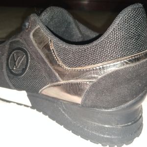 Woman's Louis Vuitton shoes